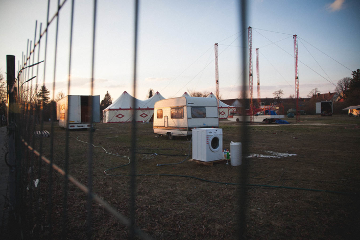 Zirkus Zelt und Wohnwagen